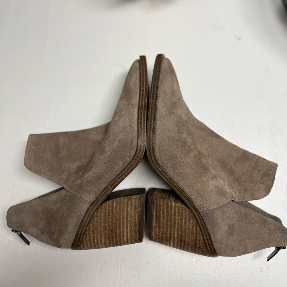 Vince Camuto Gigietta Suede Ankle Bootie Women's US 8
